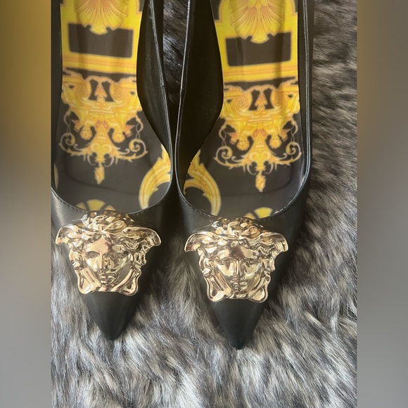 Versace - Picture 3 of 8